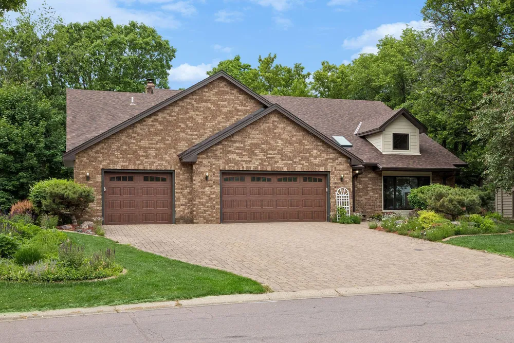 13673 Duluth Dr, Apple Valley, MN 55124