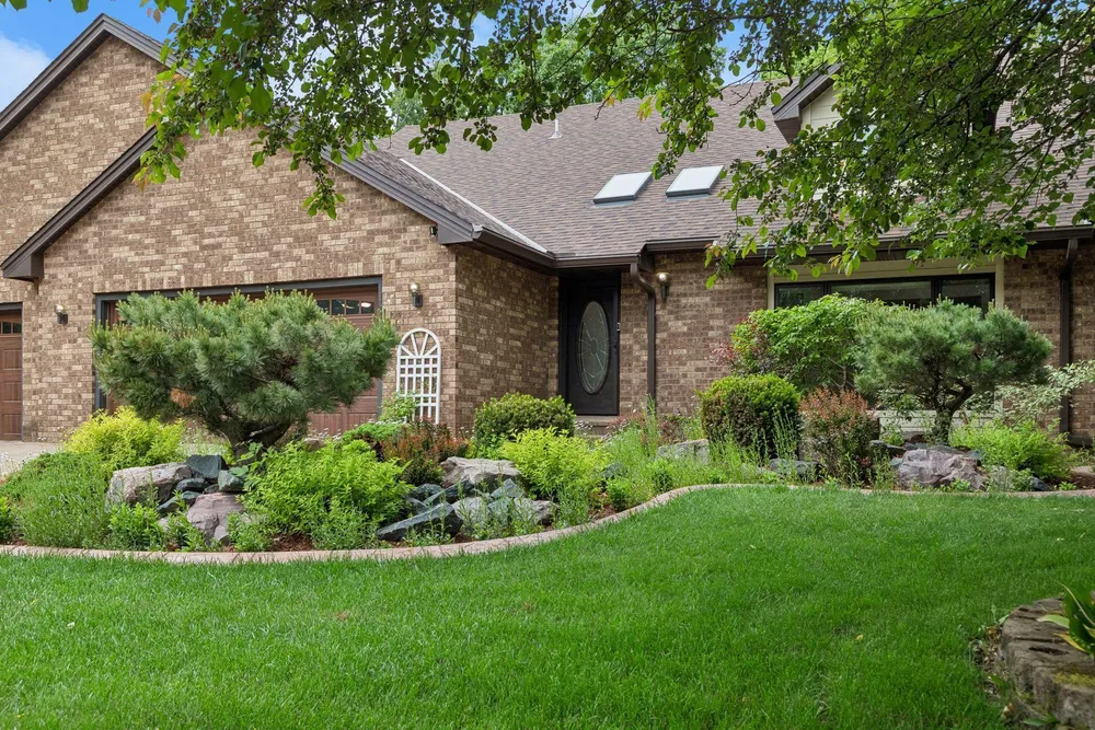 13673 Duluth Dr, Apple Valley, MN 55124