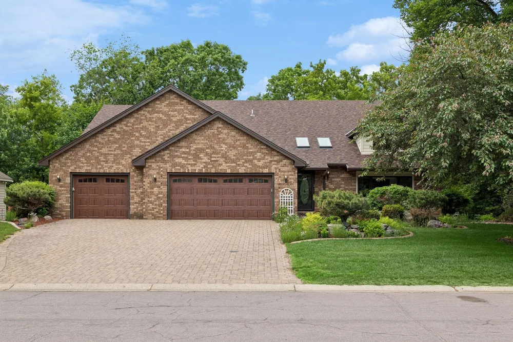 13673 Duluth Dr, Apple Valley, MN 55124
