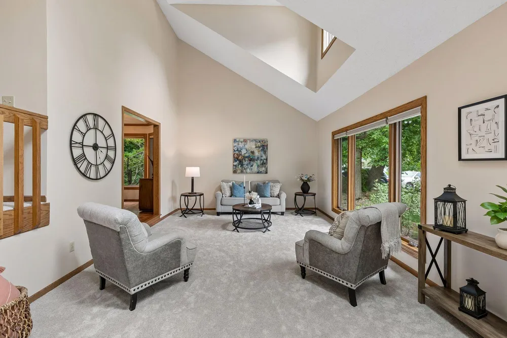 13673 Duluth Dr, Apple Valley, MN 55124