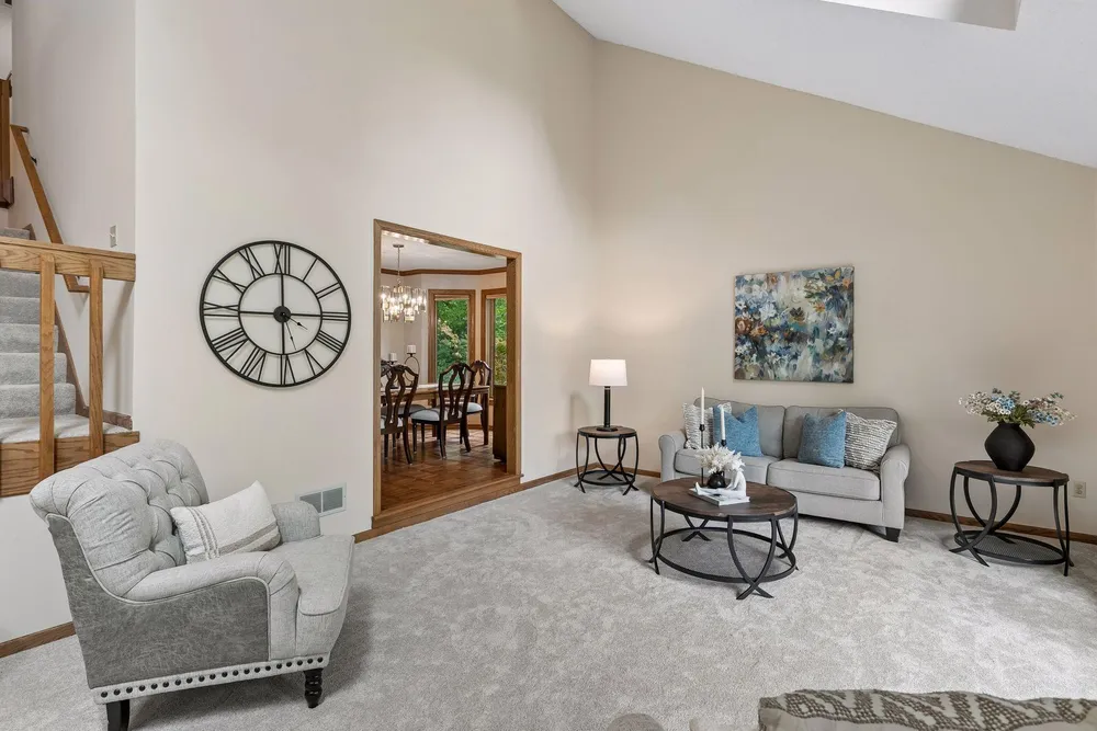 13673 Duluth Dr, Apple Valley, MN 55124