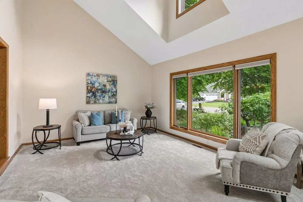 13673 Duluth Dr, Apple Valley, MN 55124