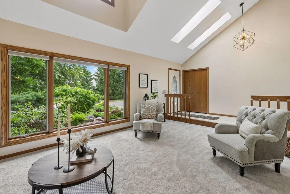 13673 Duluth Dr, Apple Valley, MN 55124