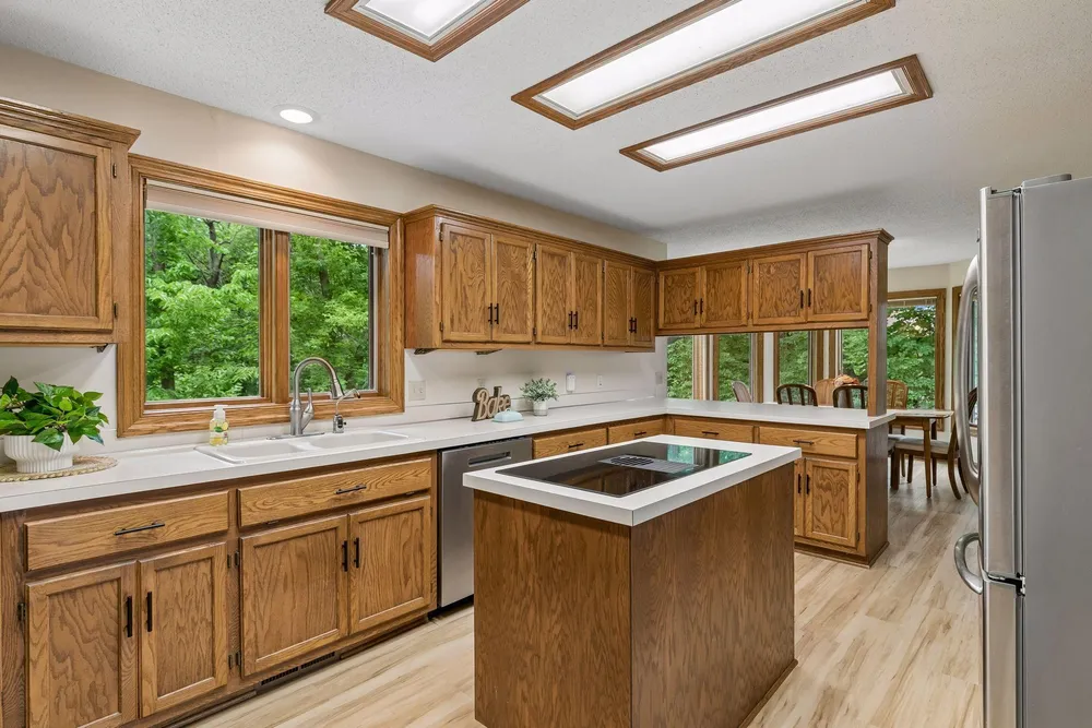 13673 Duluth Dr, Apple Valley, MN 55124