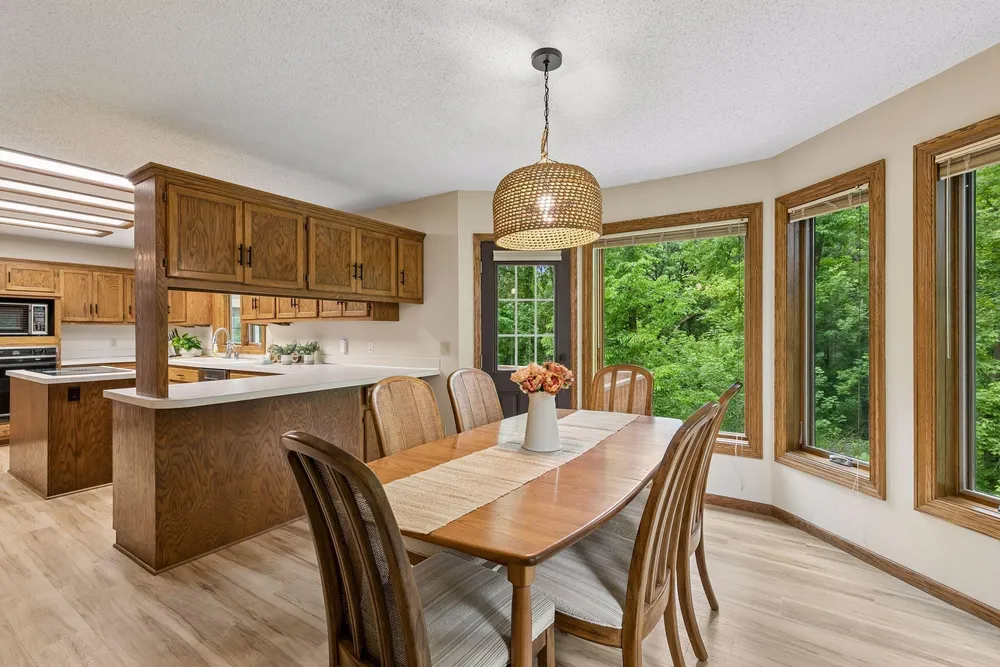 13673 Duluth Dr, Apple Valley, MN 55124