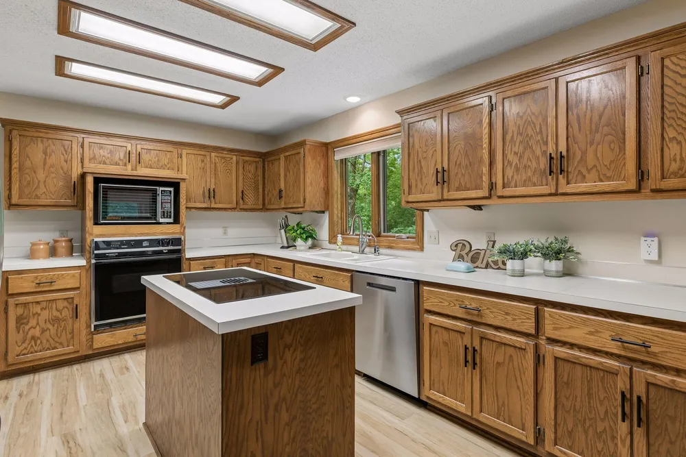 13673 Duluth Dr, Apple Valley, MN 55124