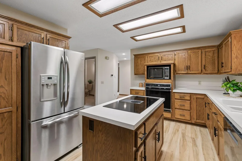 13673 Duluth Dr, Apple Valley, MN 55124