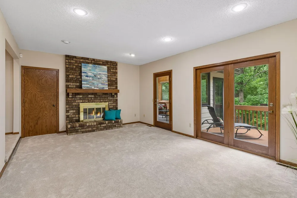 13673 Duluth Dr, Apple Valley, MN 55124