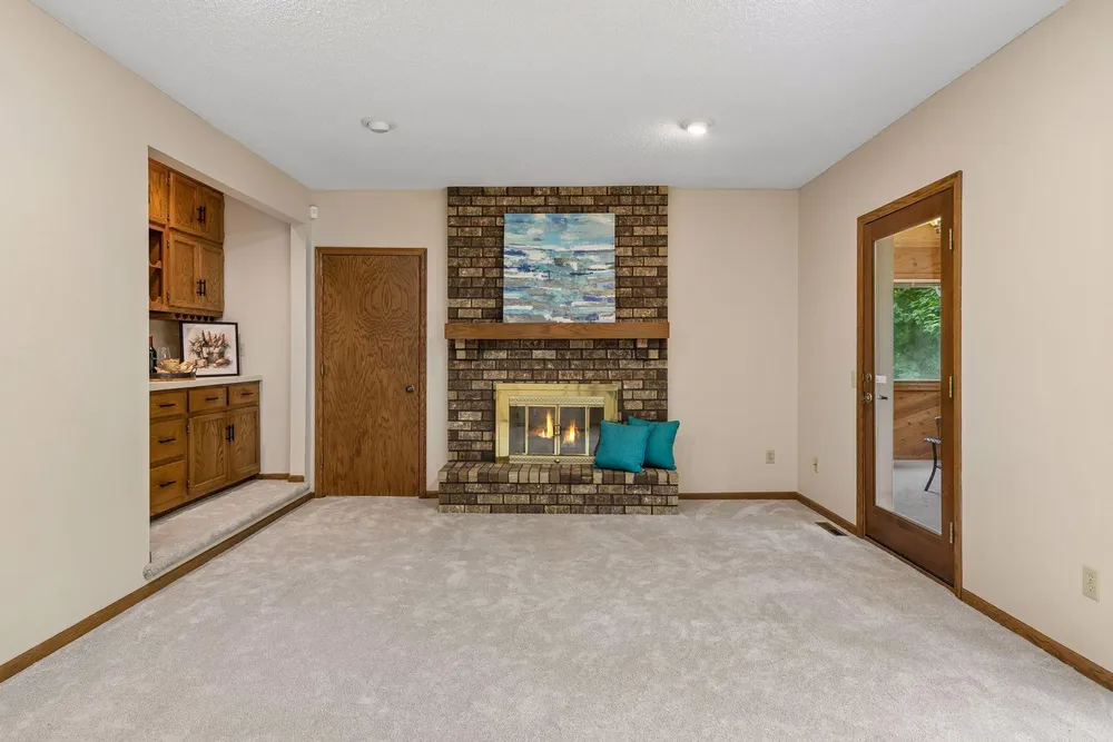 13673 Duluth Dr, Apple Valley, MN 55124