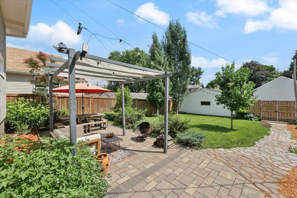 1068 Pleasant Ave, St Paul, MN 55102-3311