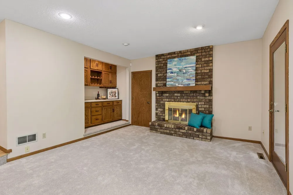 13673 Duluth Dr, Apple Valley, MN 55124