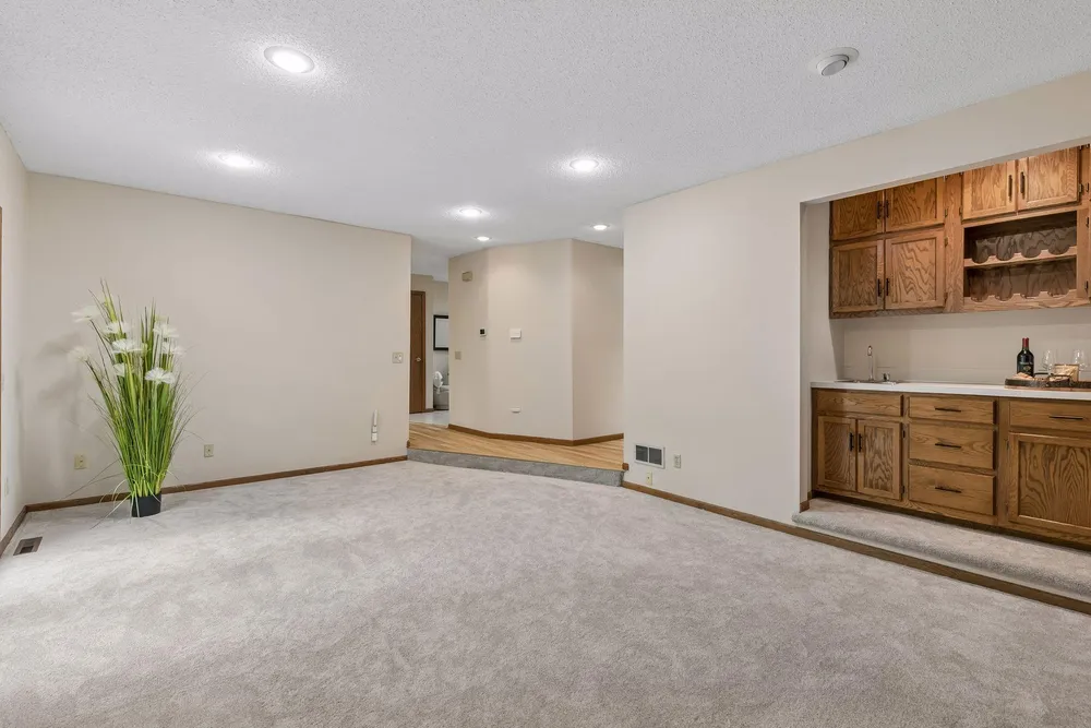 13673 Duluth Dr, Apple Valley, MN 55124
