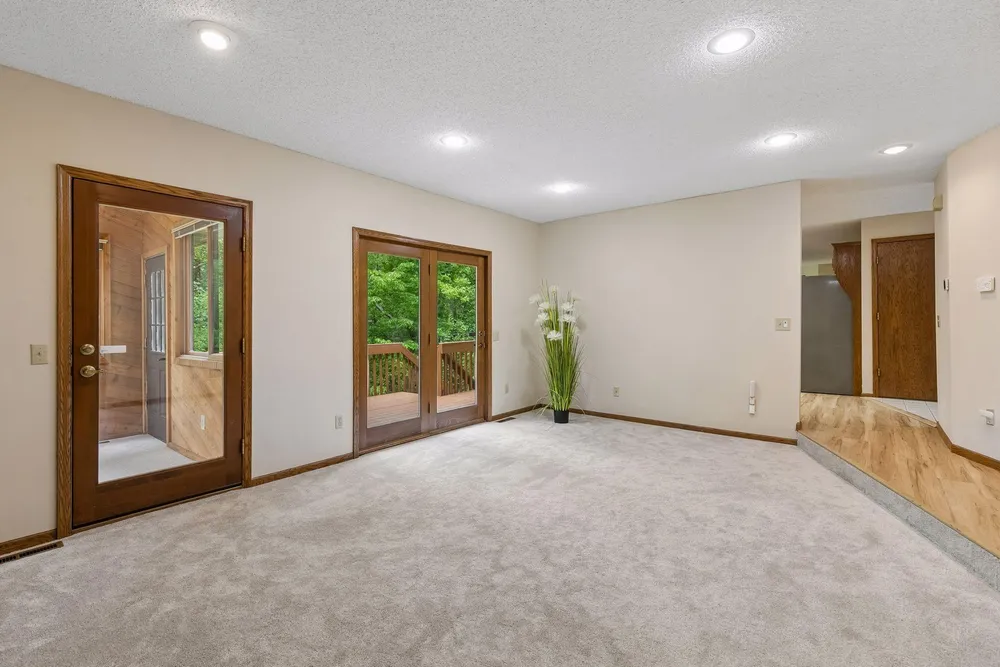 13673 Duluth Dr, Apple Valley, MN 55124