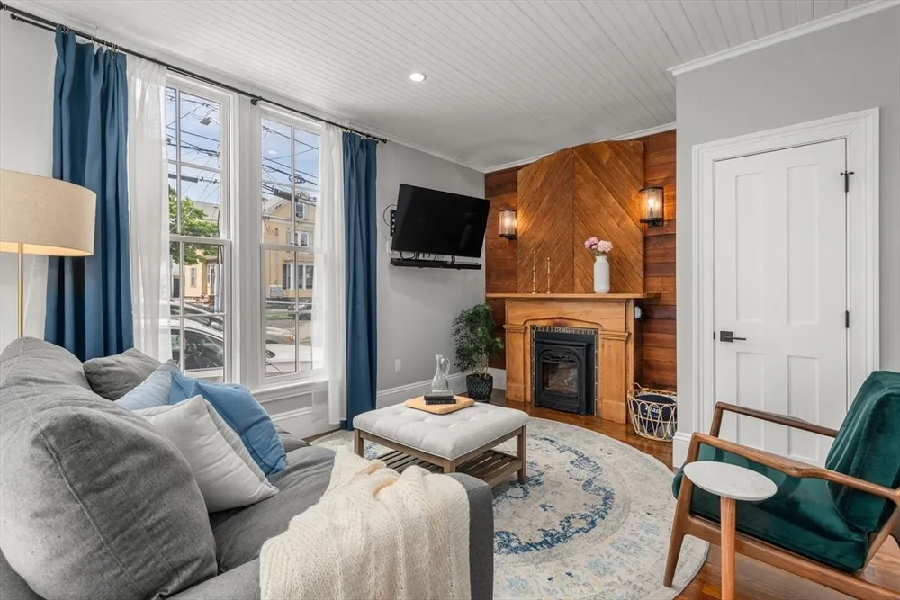 2 Dearborn St, Salem, MA 01970