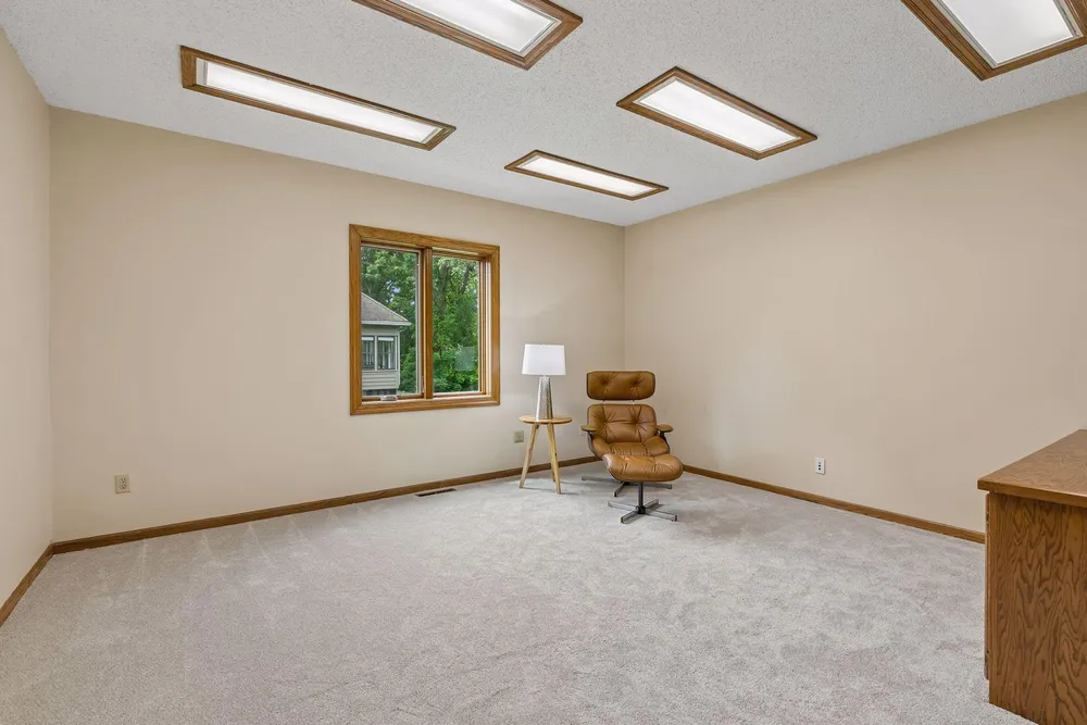 13673 Duluth Dr, Apple Valley, MN 55124