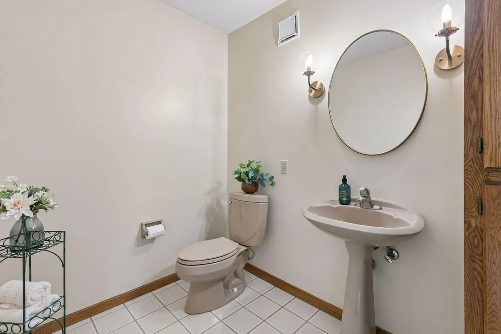 13673 Duluth Dr, Apple Valley, MN 55124