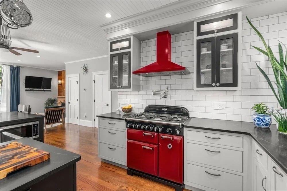 2 Dearborn St, Salem, MA 01970