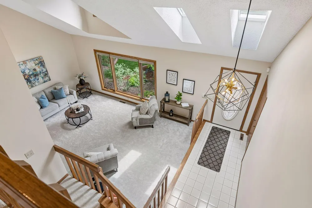 13673 Duluth Dr, Apple Valley, MN 55124