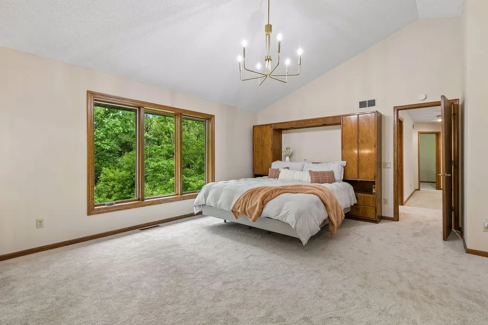 13673 Duluth Dr, Apple Valley, MN 55124