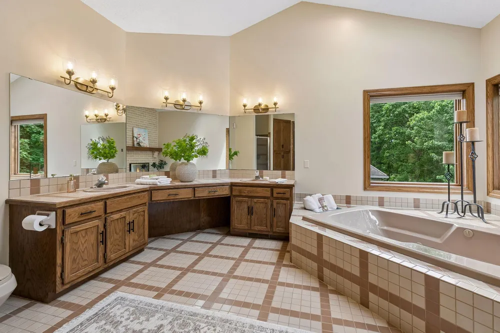 13673 Duluth Dr, Apple Valley, MN 55124