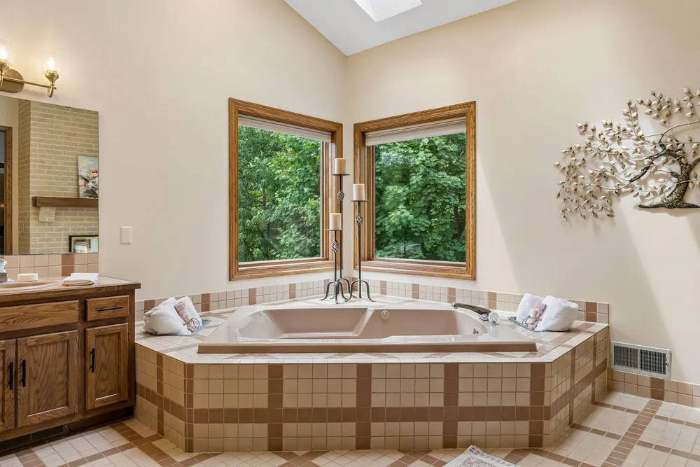 13673 Duluth Dr, Apple Valley, MN 55124