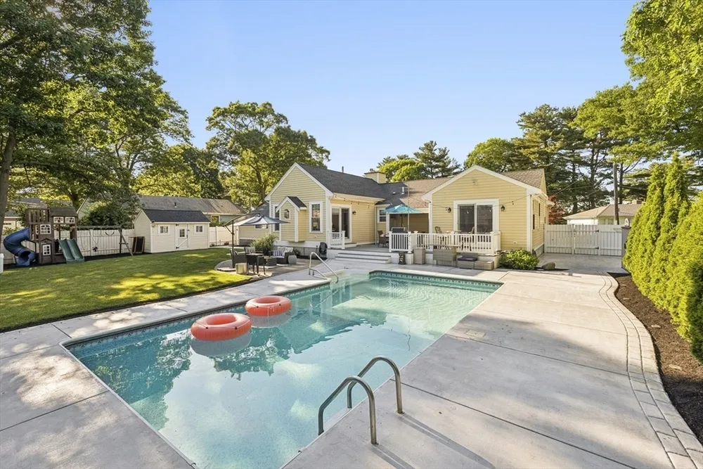 6 Suntaug St, Lynnfield, MA 01940