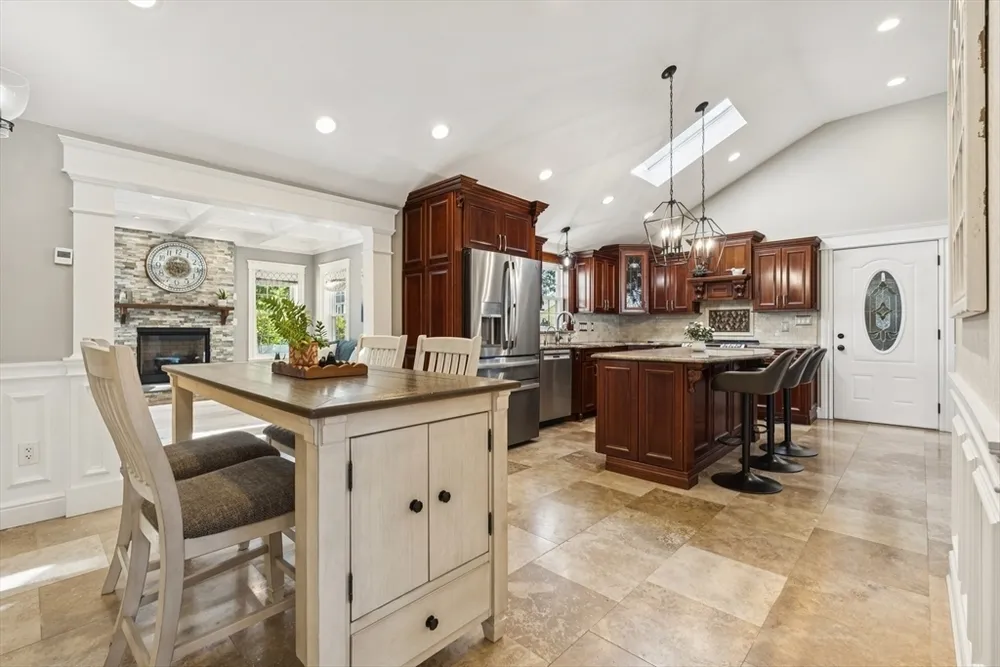 6 Suntaug St, Lynnfield, MA 01940