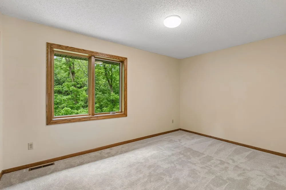13673 Duluth Dr, Apple Valley, MN 55124