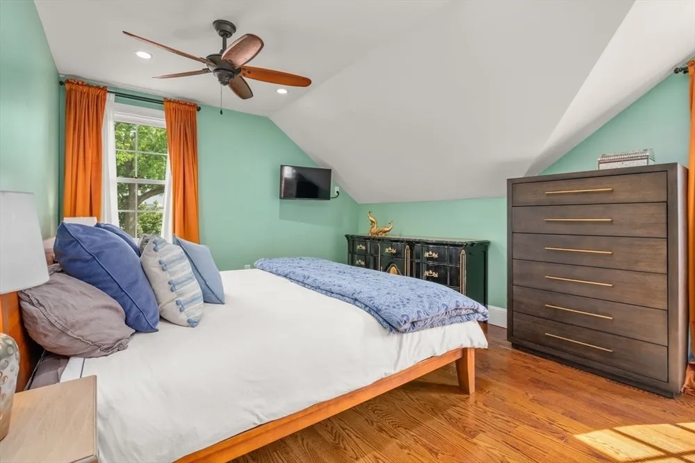 2 Dearborn St, Salem, MA 01970
