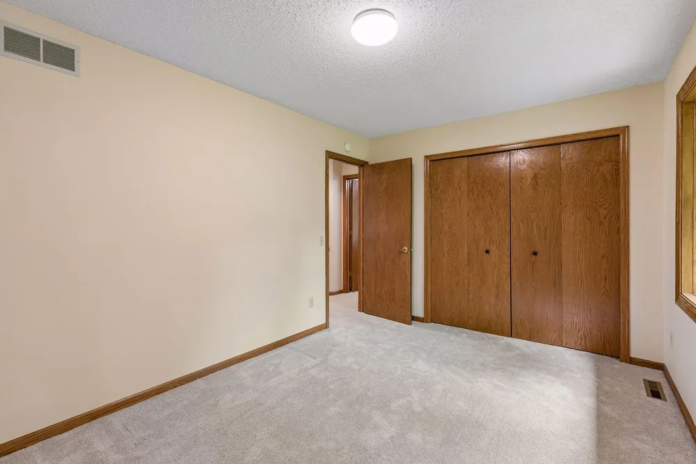 13673 Duluth Dr, Apple Valley, MN 55124
