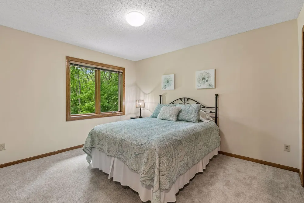 13673 Duluth Dr, Apple Valley, MN 55124