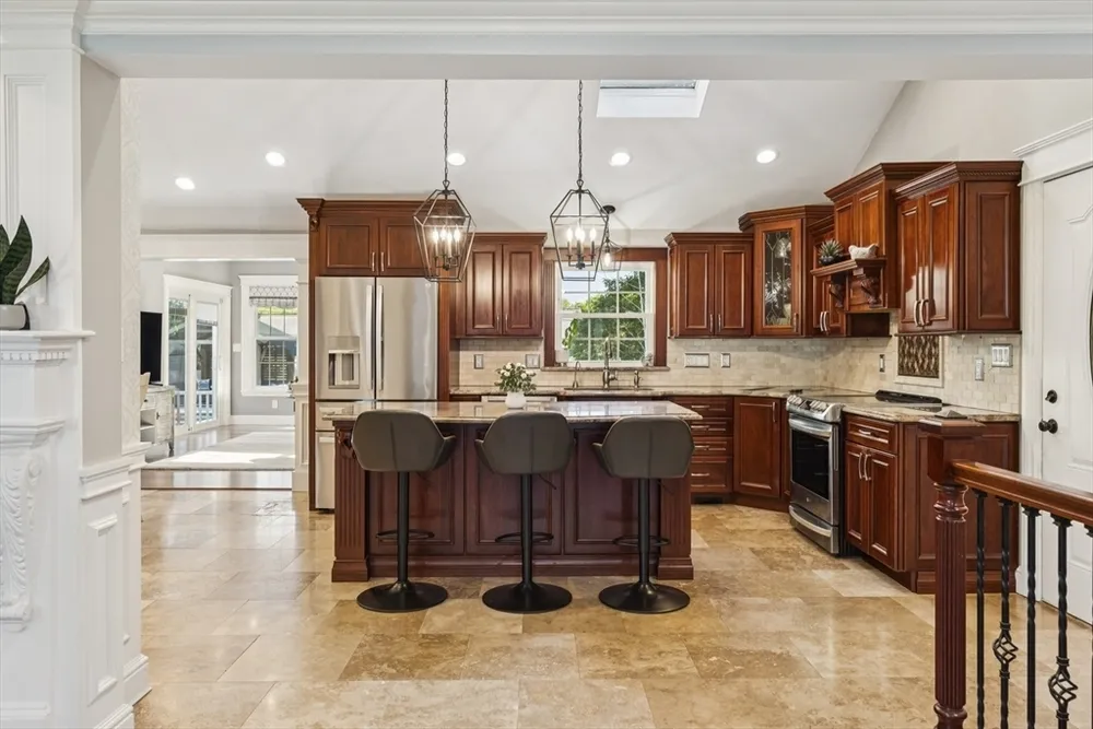6 Suntaug St, Lynnfield, MA 01940