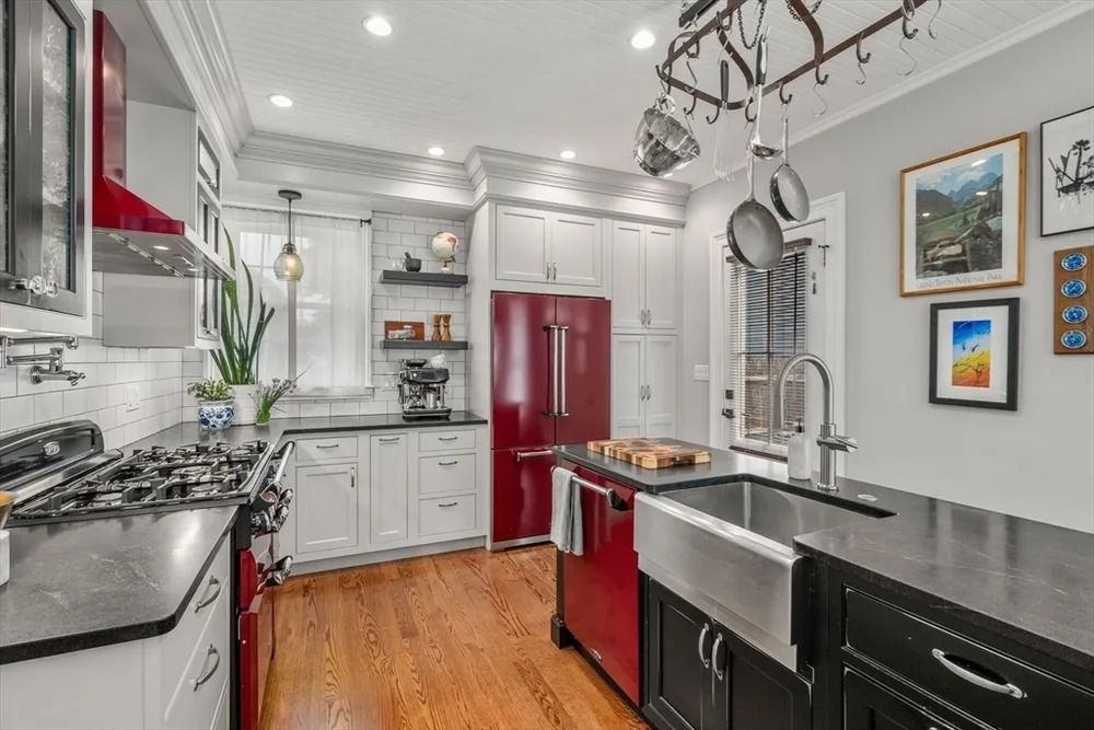 2 Dearborn St, Salem, MA 01970