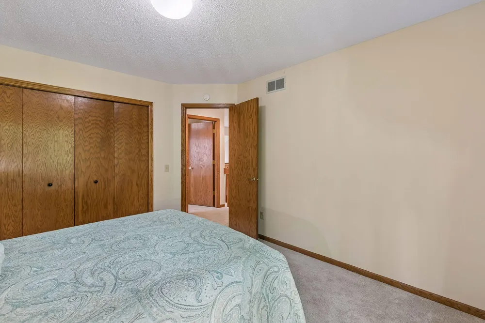 13673 Duluth Dr, Apple Valley, MN 55124