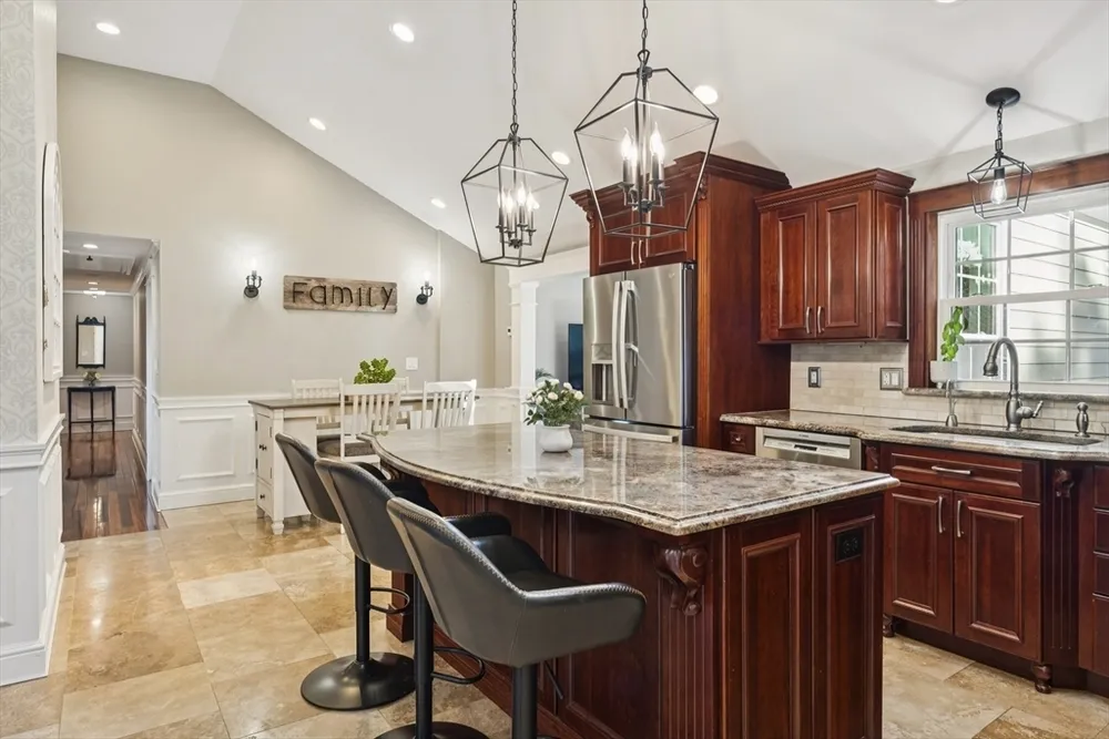 6 Suntaug St, Lynnfield, MA 01940