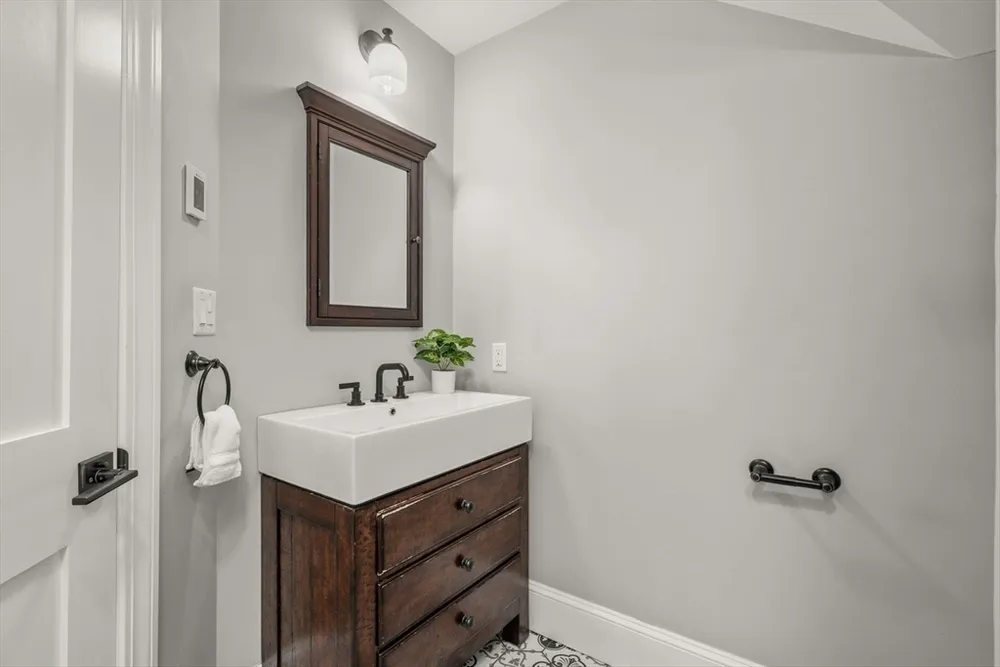 2 Dearborn St, Salem, MA 01970