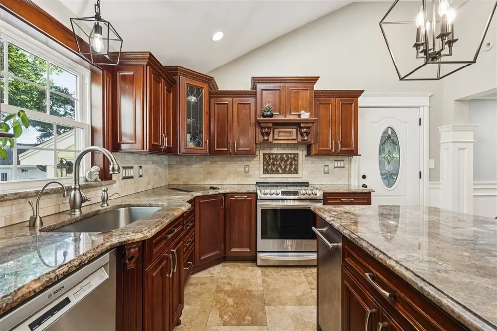 6 Suntaug St, Lynnfield, MA 01940