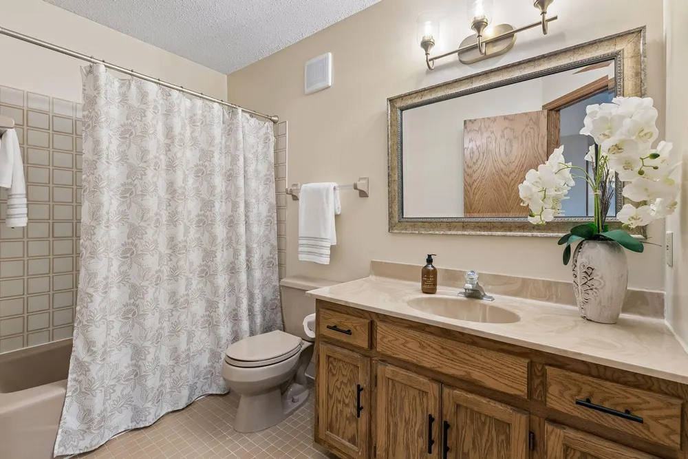 13673 Duluth Dr, Apple Valley, MN 55124