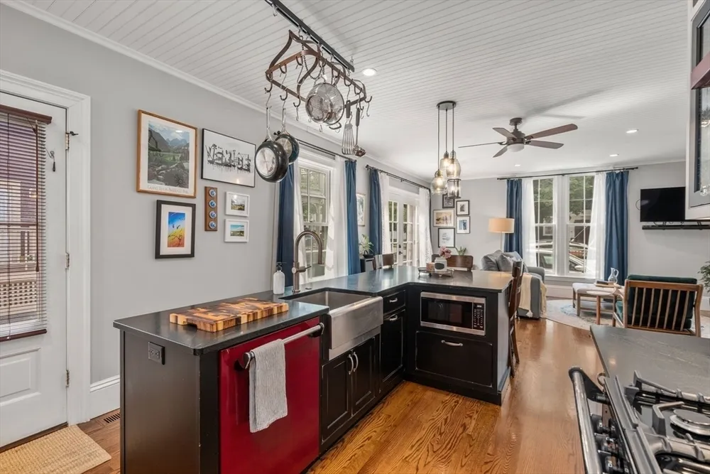 2 Dearborn St, Salem, MA 01970