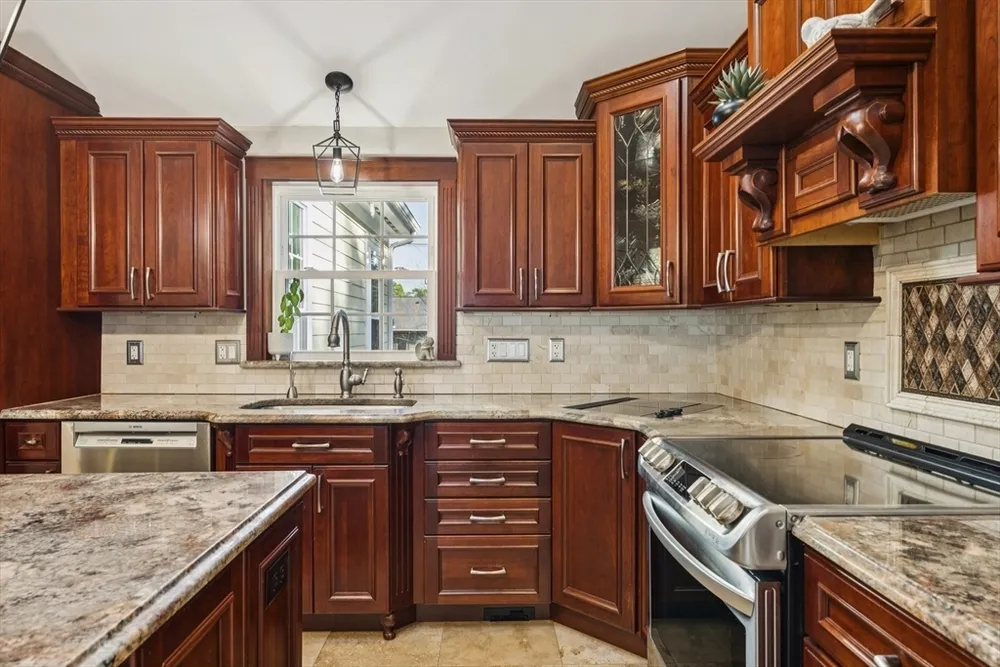 6 Suntaug St, Lynnfield, MA 01940