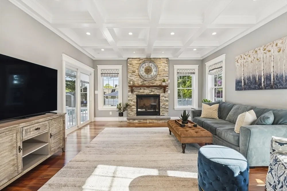 6 Suntaug St, Lynnfield, MA 01940