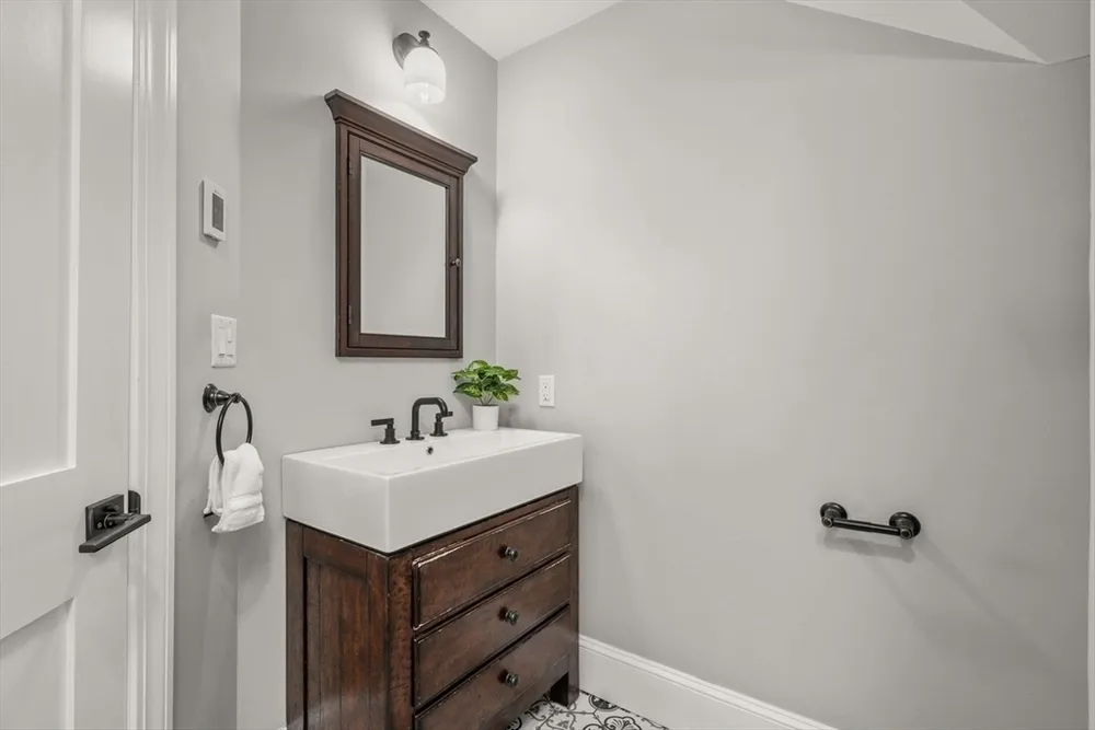 2 Dearborn St, Salem, MA 01970