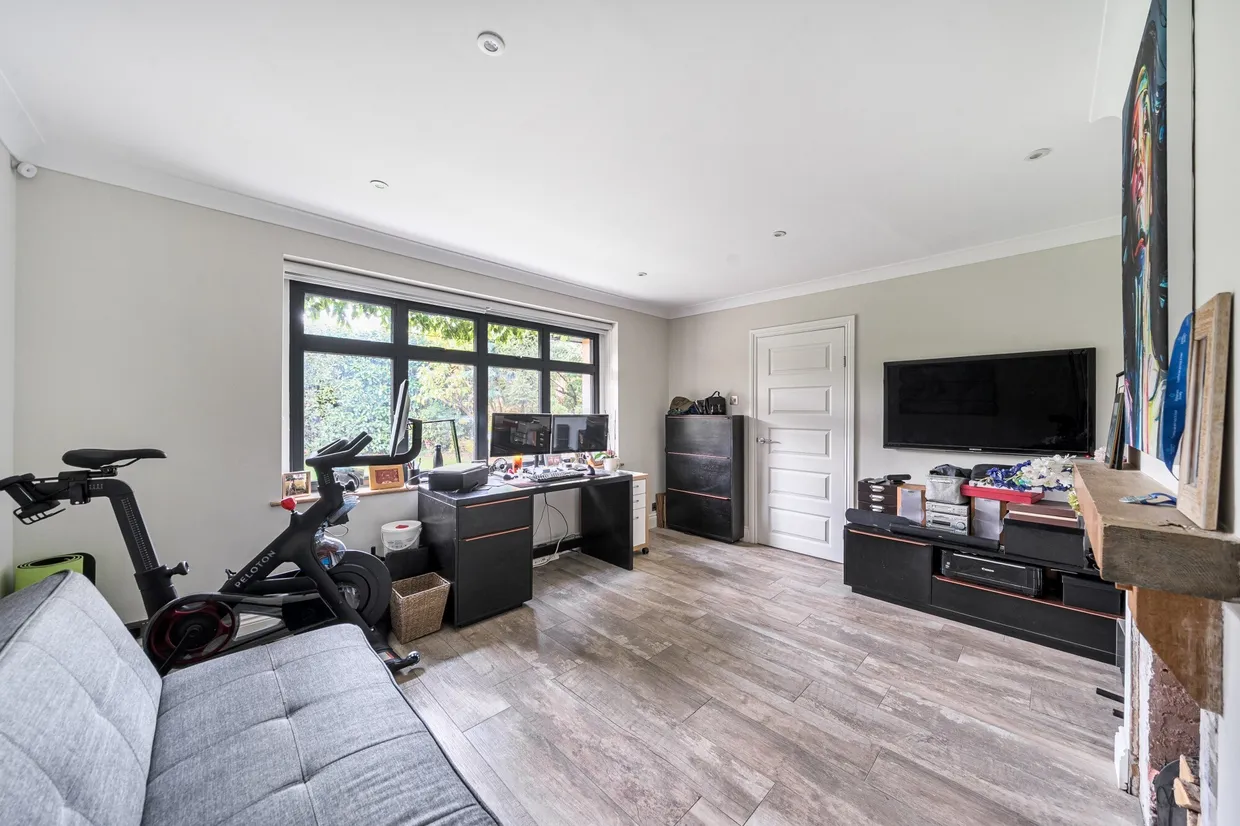 Cranbrook Drive, Esher, KT10 photo 7