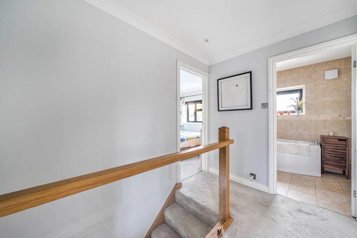 Cranbrook Drive, Esher, KT10 photo 9