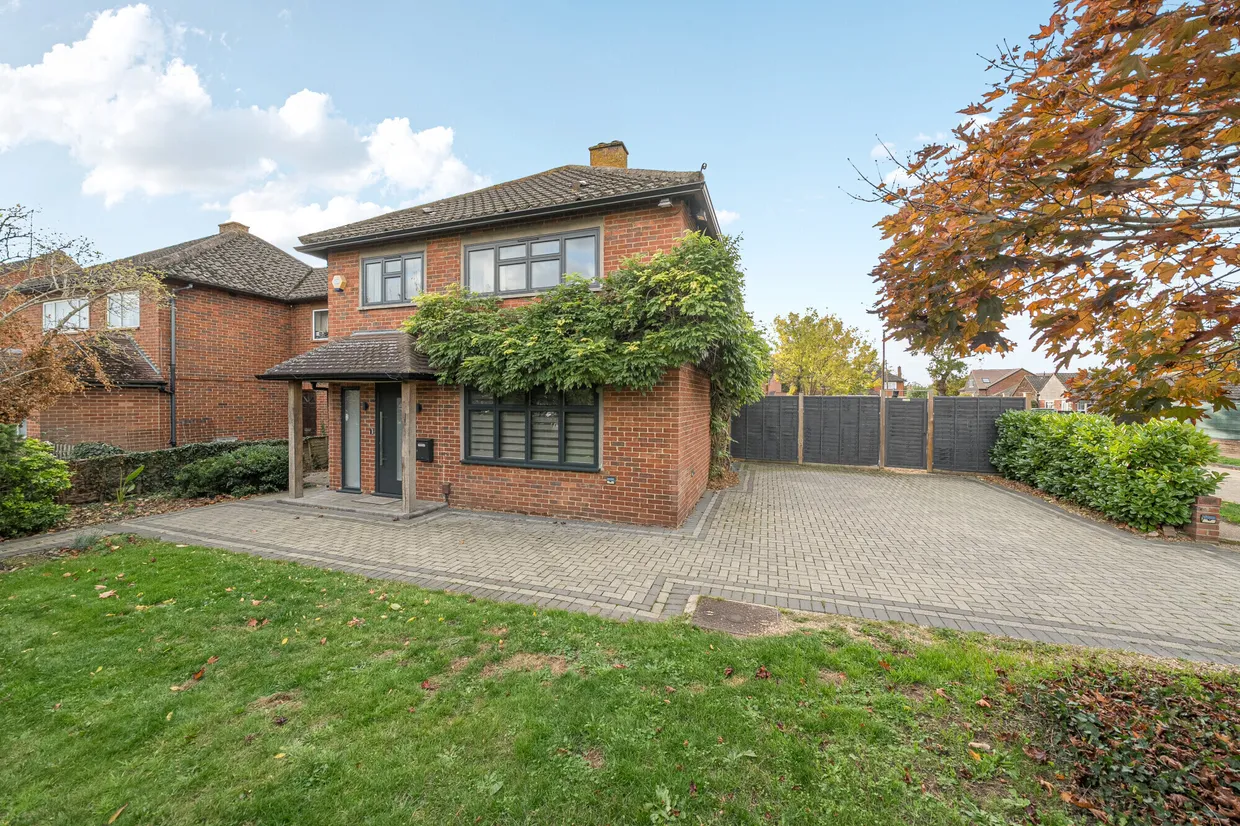 Cranbrook Drive, Esher, KT10 photo 17