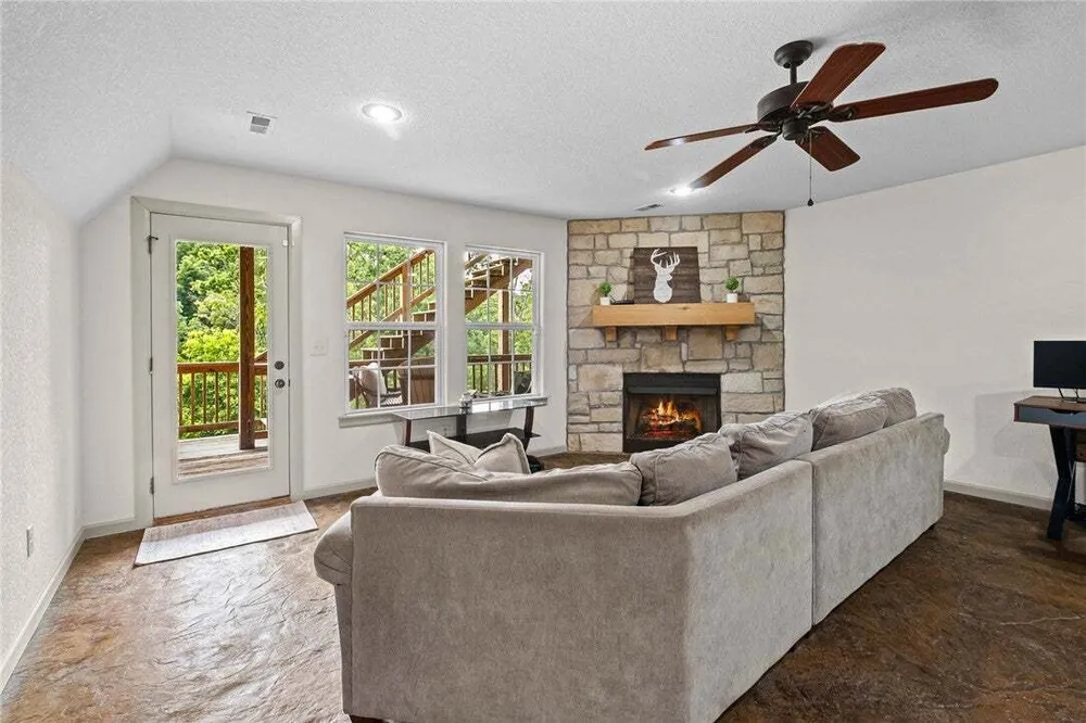 25 Halifax Ln, Bella Vista, AR 72714