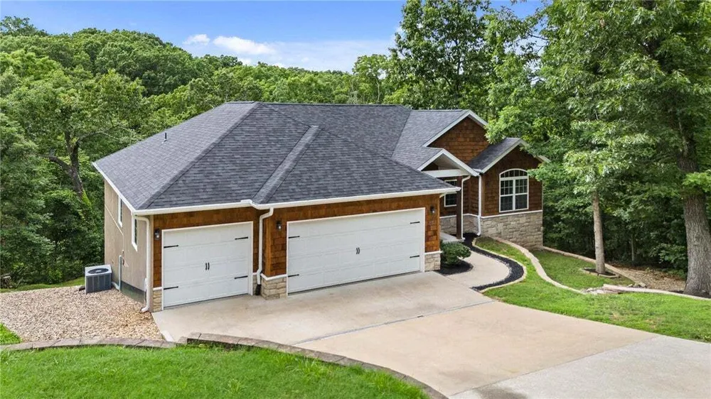 25 Halifax Ln, Bella Vista, AR 72714