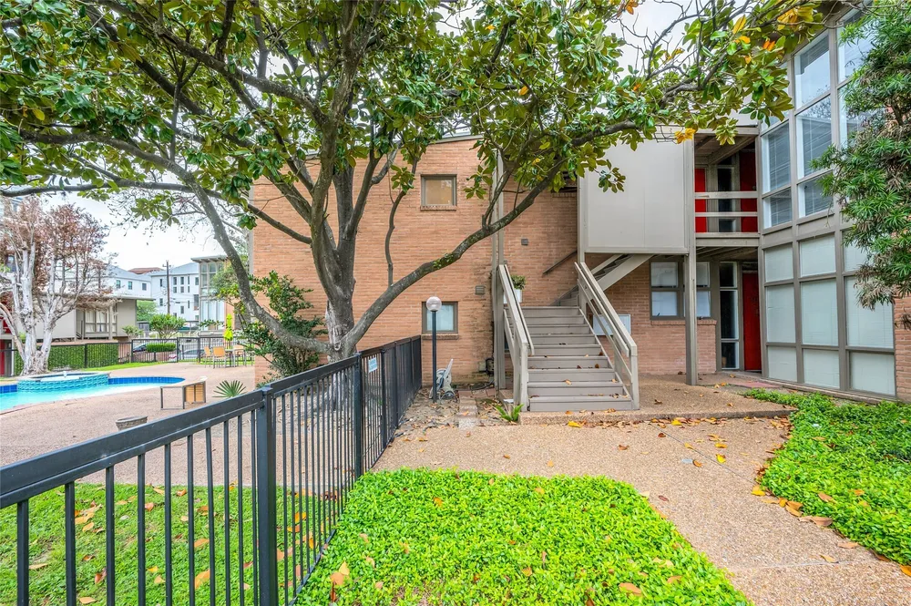 5222 Memorial Dr, Houston, TX 77007