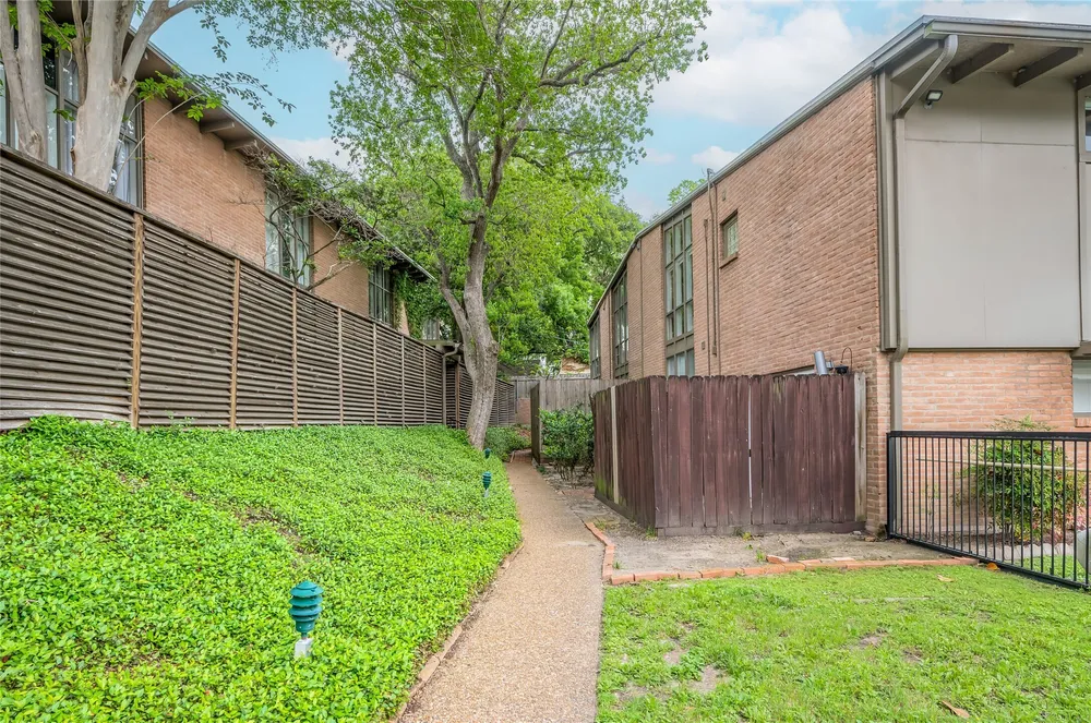 5222 Memorial Dr, Houston, TX 77007