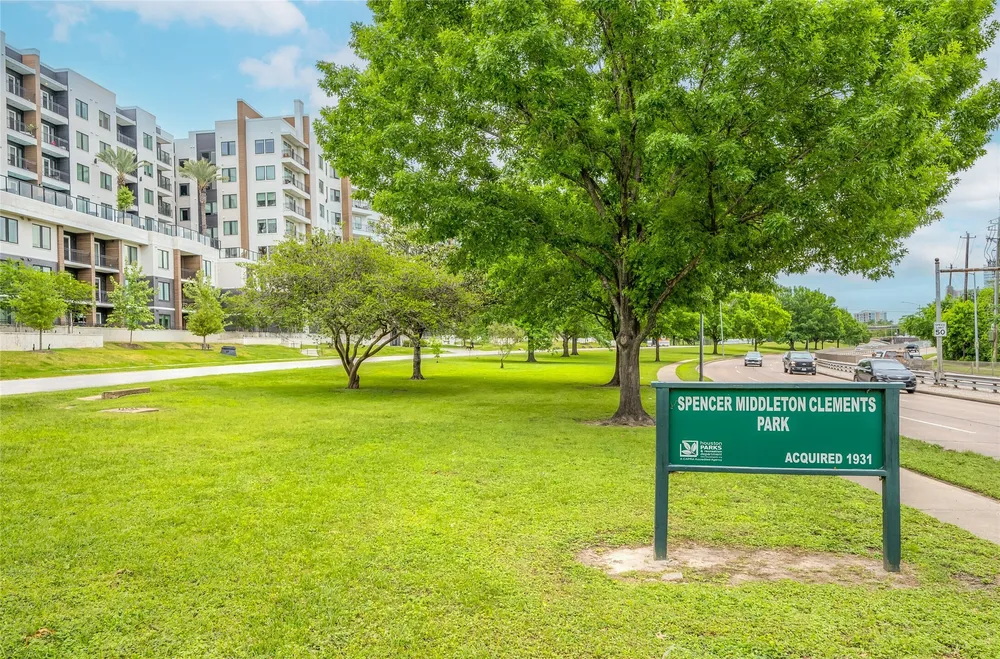 5222 Memorial Dr, Houston, TX 77007